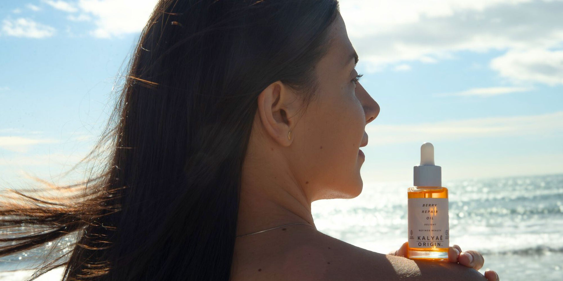Berry Repair Oil huile réparatrice visage certifié COSMOS NATURAL 30 ml présenté en application en extérieur – KALYAË ORIGIN