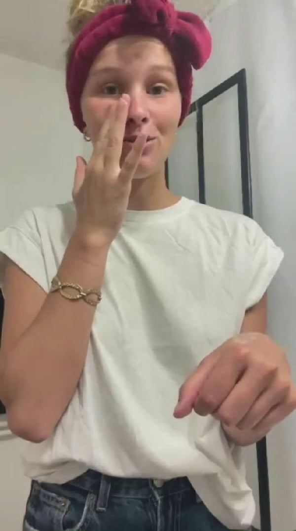 Red Berry Serum soin visage certifié COSMOS NATURAL 30 ml présenté en application dans une salle de bain – KALYAË ORIGIN